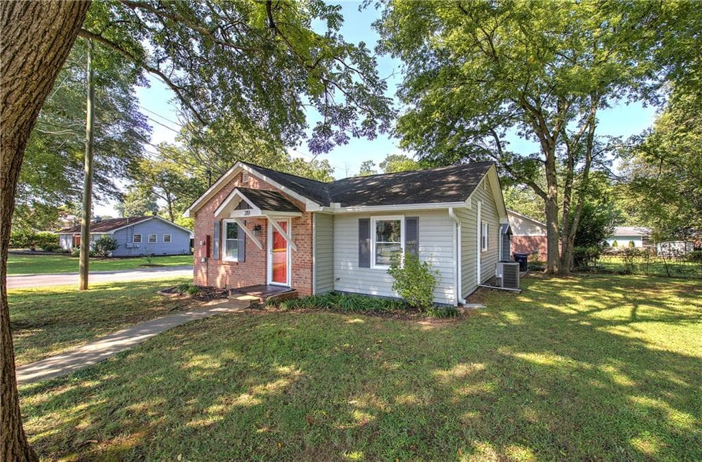 3 bedroom, 2 bathroom, 1,062 sq ft single family residence for sale at 319 S Bartow Street, Cartersville, GA 30120 — photo 2