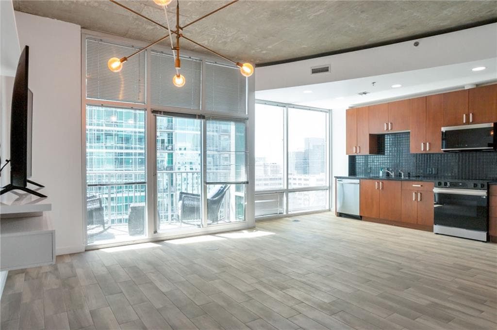 1 bedroom, 1 bathroom, 768 sq ft condominium for sale at 943 Peachtree Street 1304, Atlanta, GA 30309