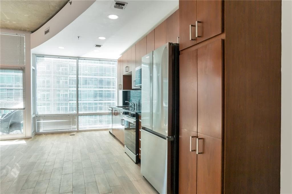 1 bedroom, 1 bathroom, 768 sq ft condominium for sale at 943 Peachtree Street 1304, Atlanta, GA 30309 — photo 3