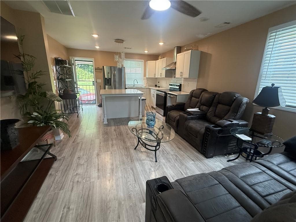 2 bedroom, 2 bathroom, 864 sq ft single family residence for sale at 142 Hutton Place, Atlanta, GA 30318 — photo 2