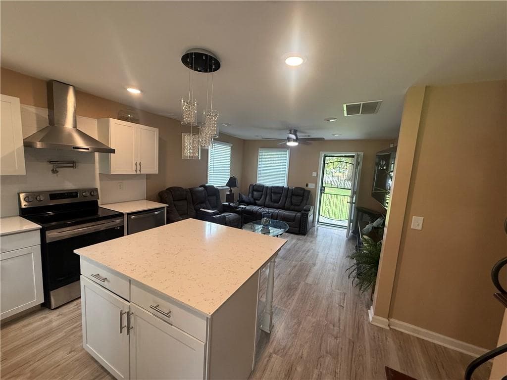 2 bedroom, 2 bathroom, 864 sq ft single family residence for sale at 142 Hutton Place, Atlanta, GA 30318 — photo 4