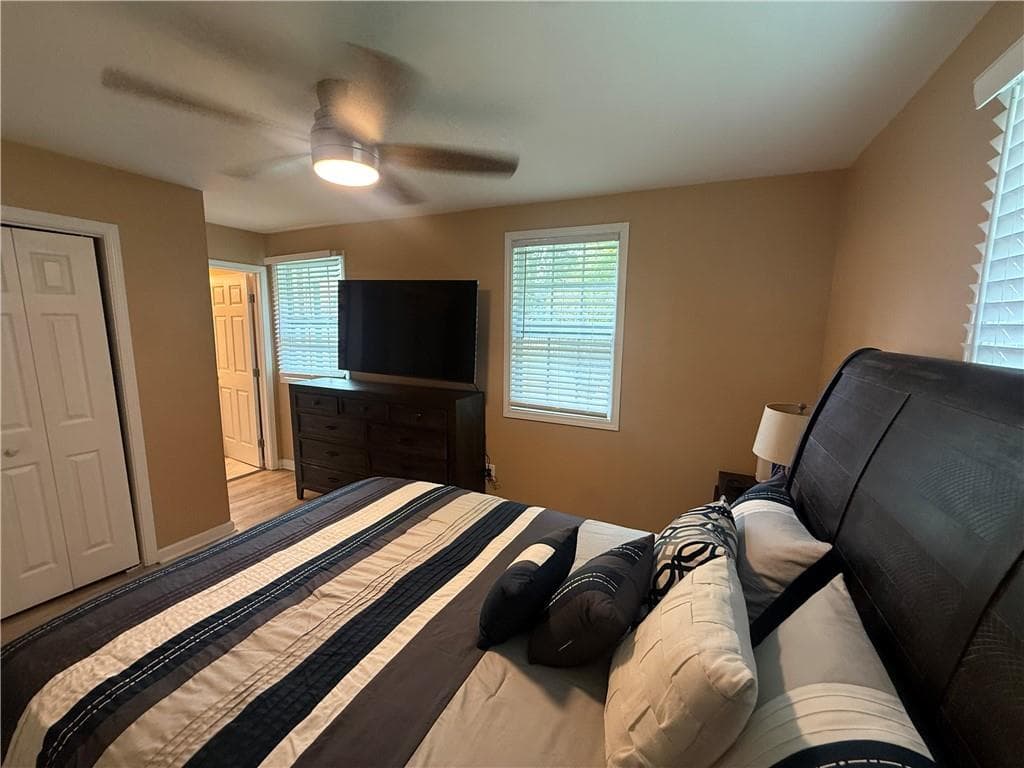 2 bedroom, 2 bathroom, 864 sq ft single family residence for sale at 142 Hutton Place, Atlanta, GA 30318 — photo 7