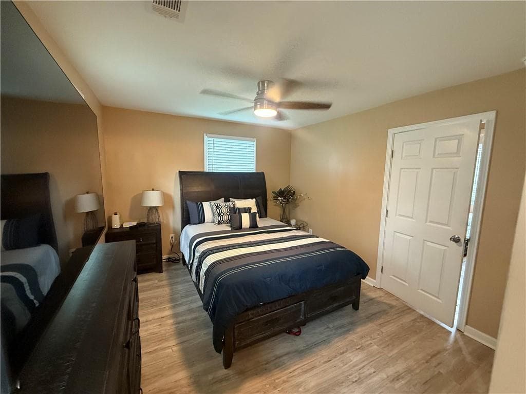 2 bedroom, 2 bathroom, 864 sq ft single family residence for sale at 142 Hutton Place, Atlanta, GA 30318 — photo 8