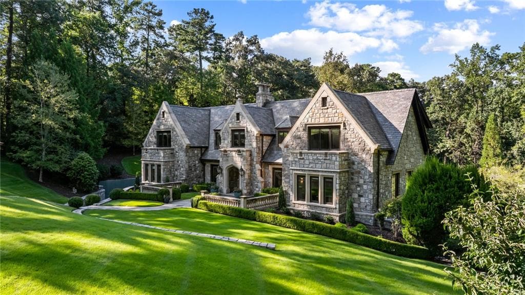 5 bedroom, 6 bathroom, 6,471 sq ft single family residence under contract at 1919 River Forest Road, Atlanta, GA 30327 — photo 2
