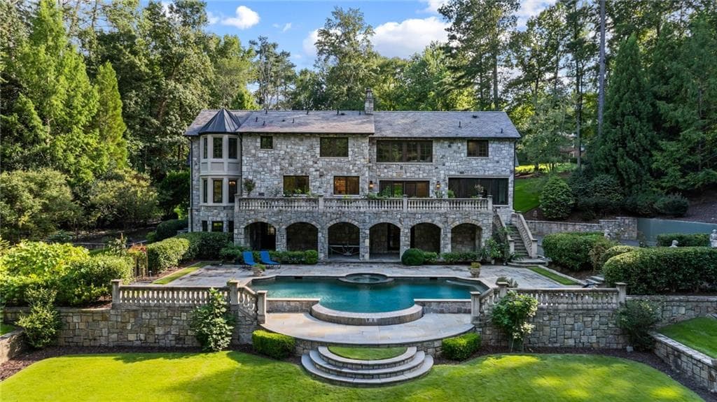 5 bedroom, 6 bathroom, 6,471 sq ft single family residence under contract at 1919 River Forest Road, Atlanta, GA 30327 — photo 3