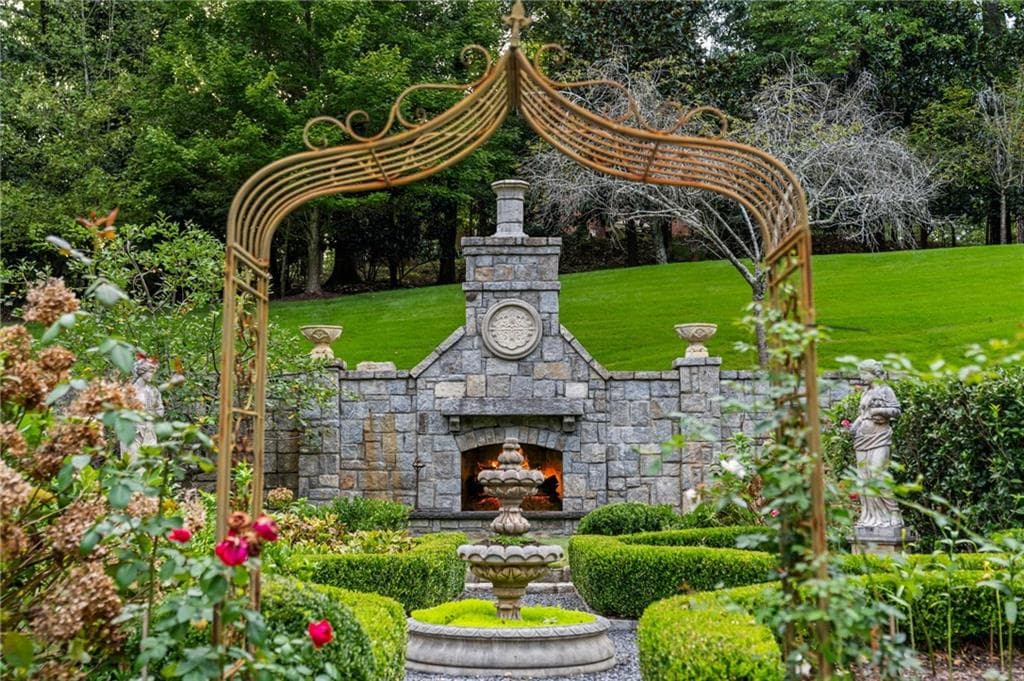 5 bedroom, 6 bathroom, 6,471 sq ft single family residence under contract at 1919 River Forest Road, Atlanta, GA 30327 — photo 9