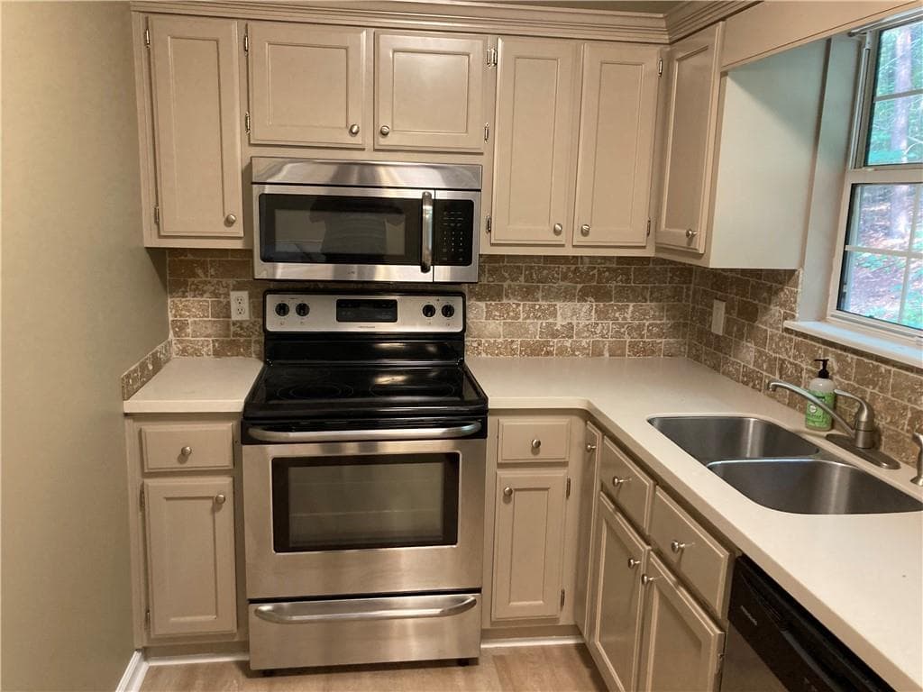 3 bedroom, 2 bathroom, 1,052 sq ft single family residence for rent at 6110 Lakeside Court, Gainesville, GA 30506 for $1,700 a month — photo 5