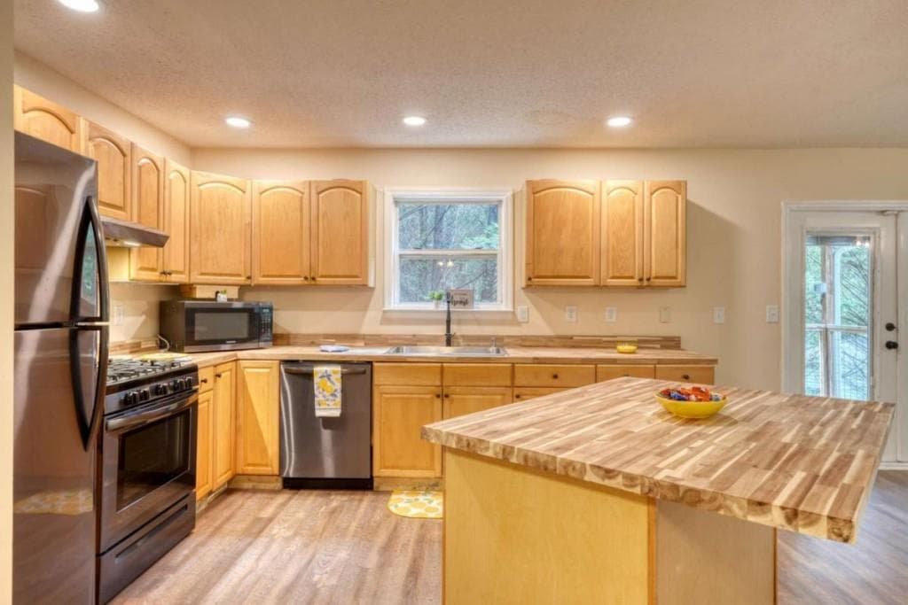 2 bedroom, 2 bathroom, 2,110 sq ft single family residence for sale at 553 Grayce Lane, Hiawassee, GA 30546 — photo 2