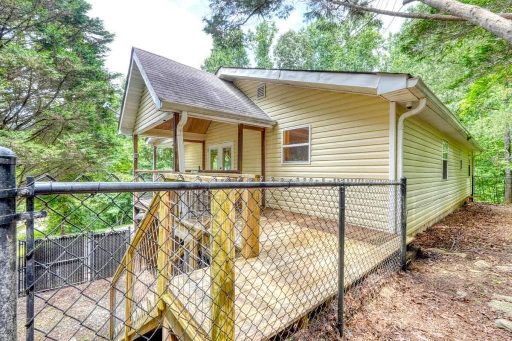 2 bedroom, 2 bathroom, 2,110 sq ft single family residence for sale at 553 Grayce Lane, Hiawassee, GA 30546 — photo 10