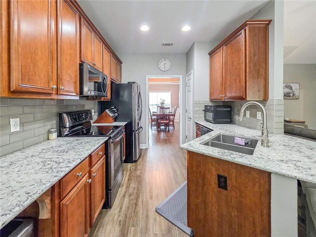 4 bedroom, 3 bathroom, 2,389 sq ft single family residence under contract at 728 Austin Creek Drive, Buford, GA 30518 — photo 4
