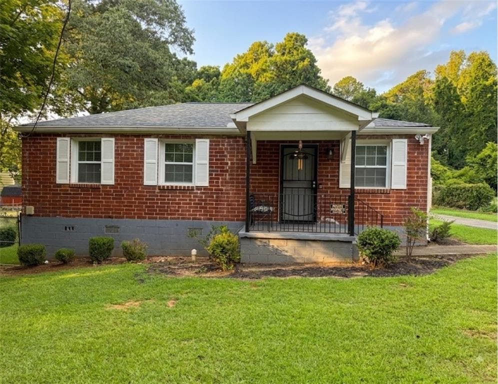 2 bedroom, 2 bathroom, 864 sq ft single family residence for sale at 142 Hutton Place, Atlanta, GA 30318