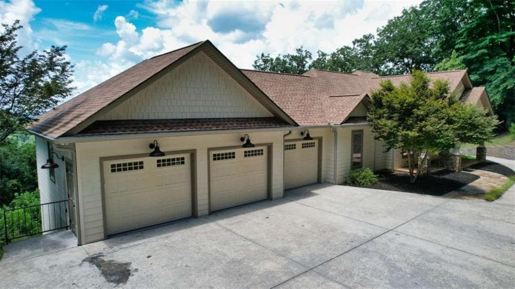 3 bedroom, 4 bathroom, 2,034 sq ft single family residence for sale at 271 Highlands Dr, Clarkesville, GA 30523