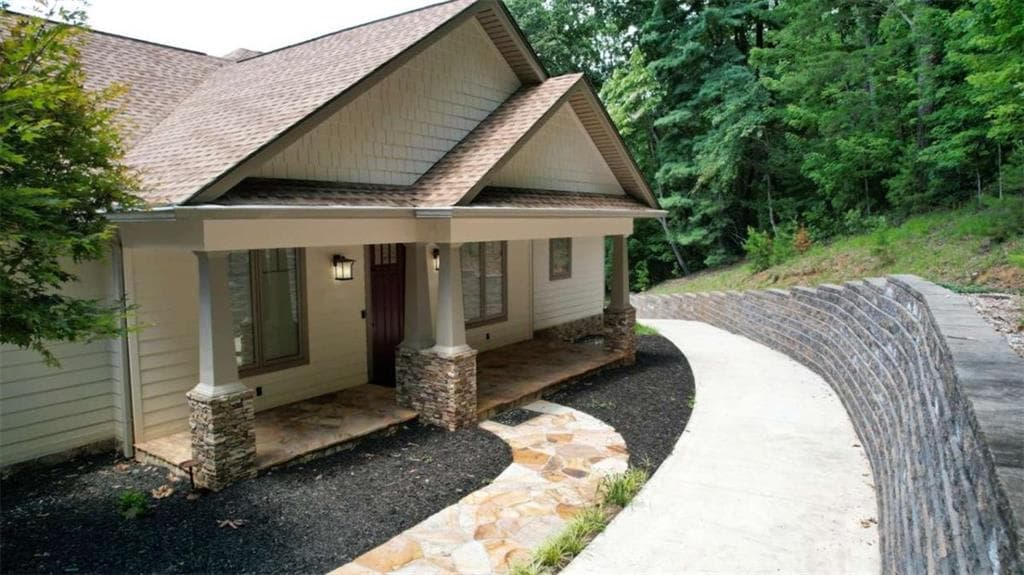 3 bedroom, 4 bathroom, 2,034 sq ft single family residence for sale at 271 Highlands Dr, Clarkesville, GA 30523 — photo 2