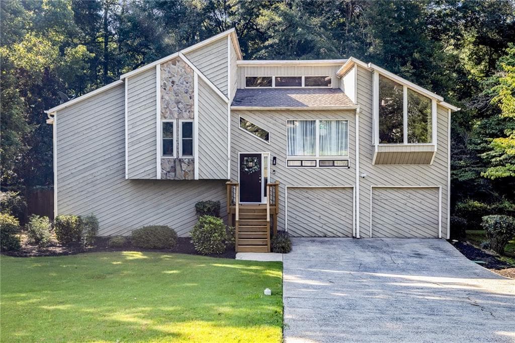 5 bedroom, 3 bathroom, 2,286 sq ft single family residence under contract at 594 Farmbrook Trail, Kennesaw, GA 30144
