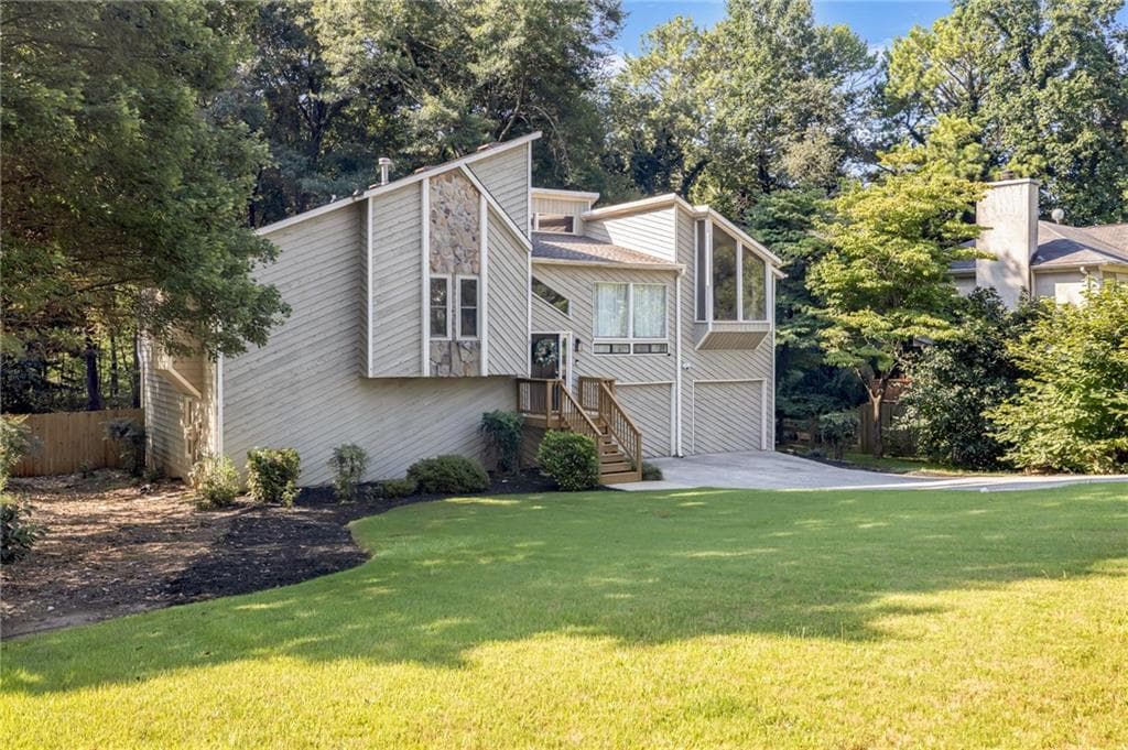 5 bedroom, 3 bathroom, 2,286 sq ft single family residence under contract at 594 Farmbrook Trail, Kennesaw, GA 30144 — photo 2