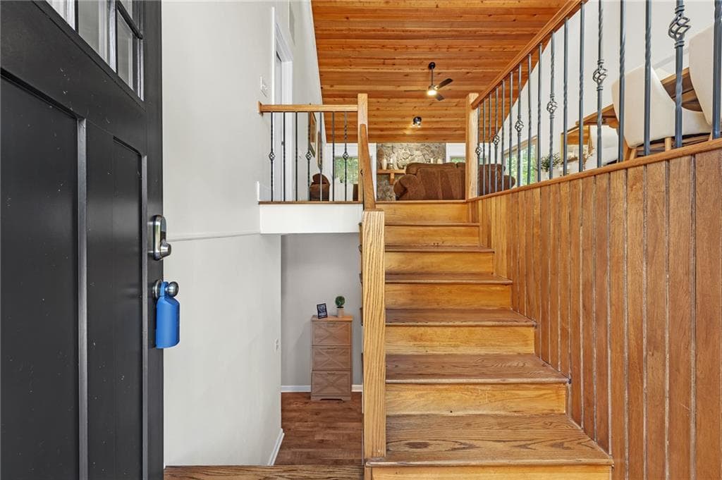 5 bedroom, 3 bathroom, 2,286 sq ft single family residence under contract at 594 Farmbrook Trail, Kennesaw, GA 30144 — photo 3