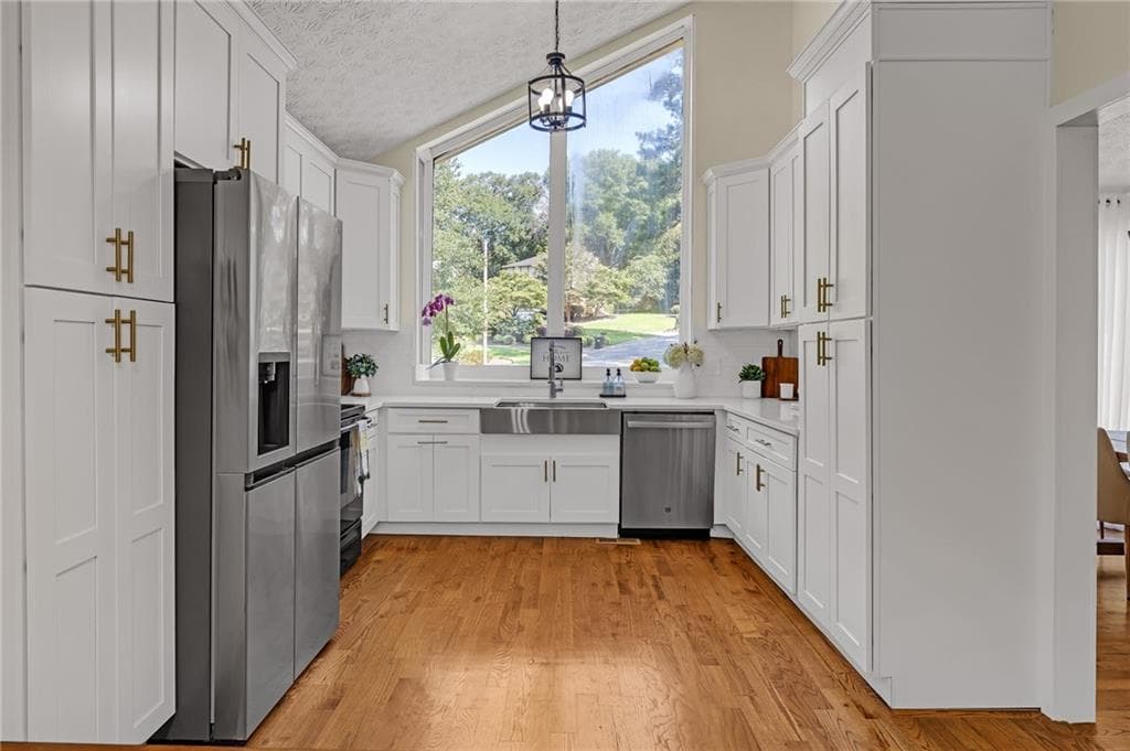 5 bedroom, 3 bathroom, 2,286 sq ft single family residence under contract at 594 Farmbrook Trail, Kennesaw, GA 30144 — photo 9