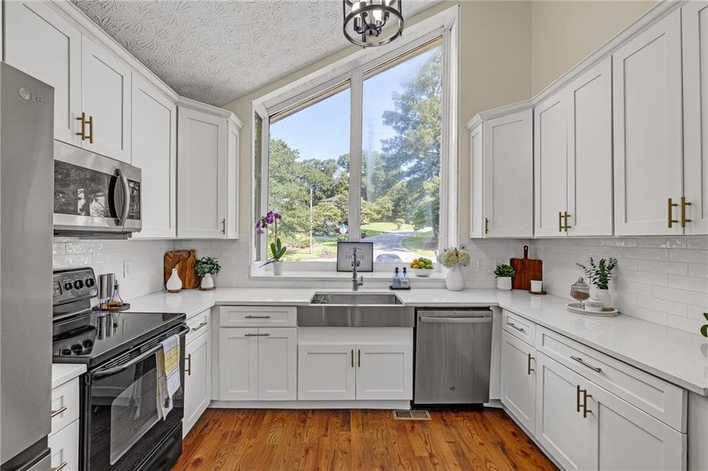 5 bedroom, 3 bathroom, 2,286 sq ft single family residence under contract at 594 Farmbrook Trail, Kennesaw, GA 30144 — photo 10