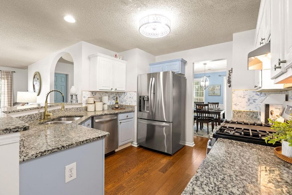 4 bedroom, 3 bathroom, 2,423 sq ft single family residence for sale at 6445 N Glen Drive, Cumming, GA 30028 — photo 3
