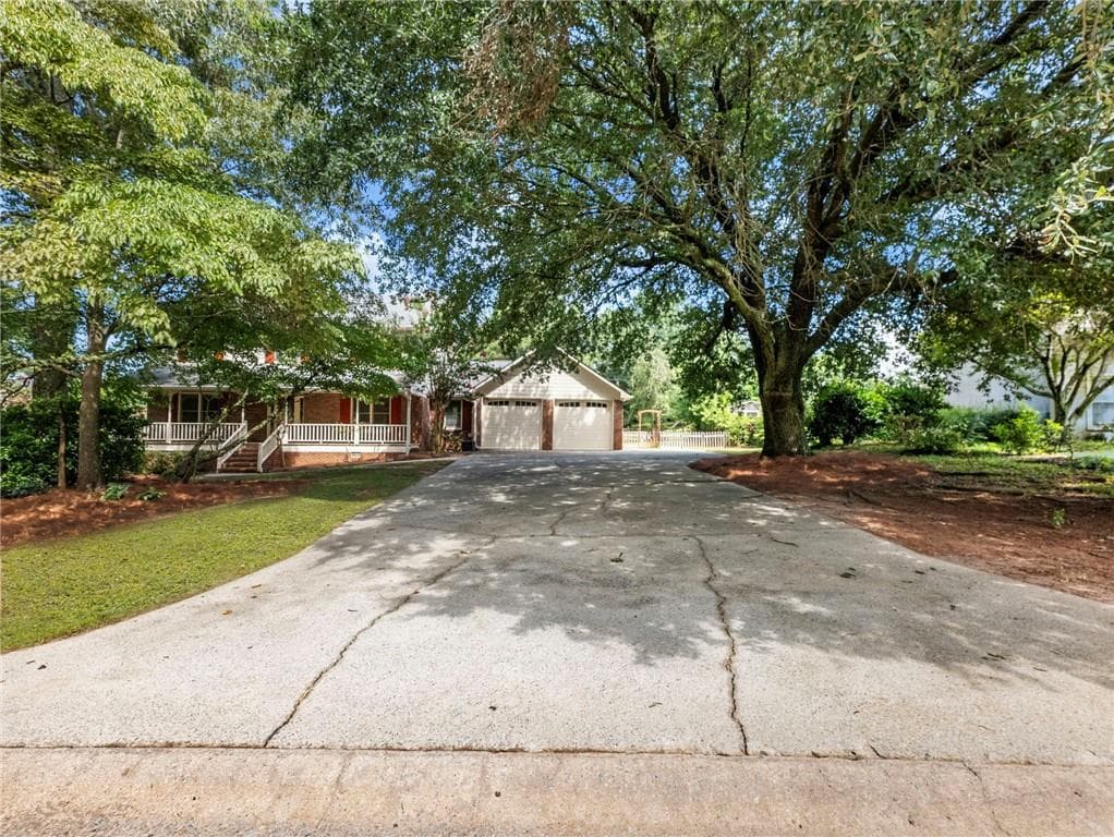 4 bedroom, 3 bathroom, 2,322 sq ft single family residence for sale at 2647 Ashley Oaks Court, Duluth, GA 30096 — photo 2
