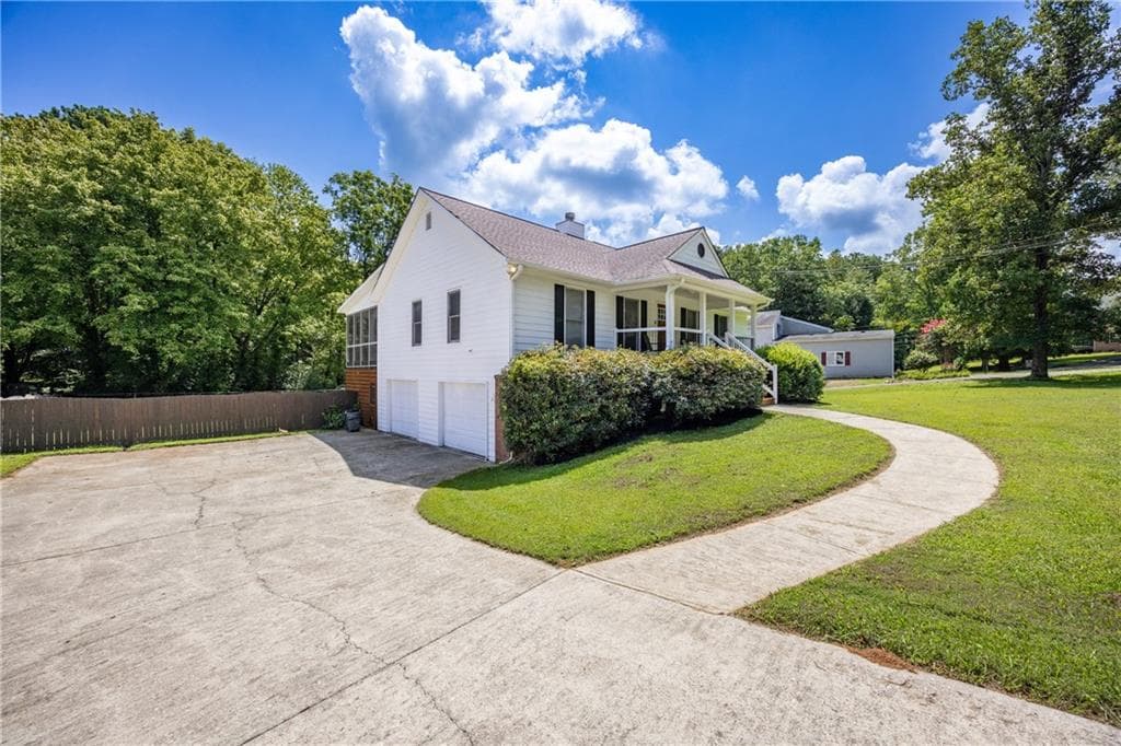 4 bedroom, 3 bathroom, 1,934 sq ft single family residence for sale at 31 Mcwhorter Street, Jasper, GA 30143 — photo 2