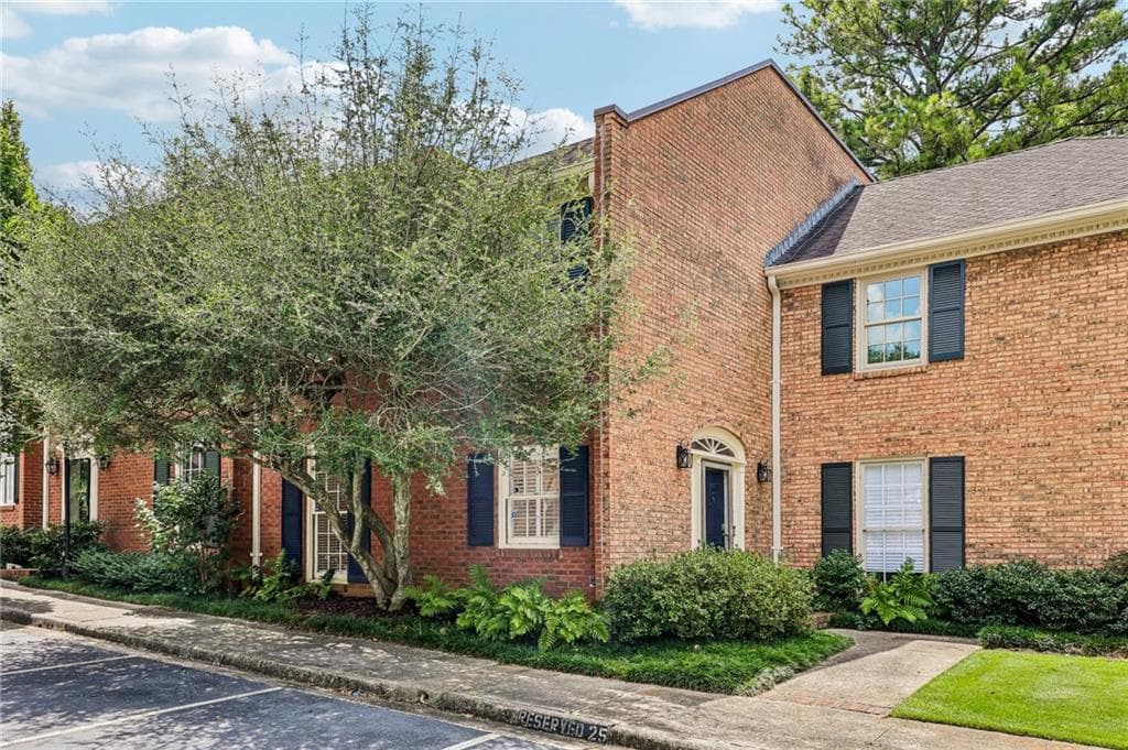 3 bedroom, 3 bathroom, 1,702 sq ft condominium under contract at 11 Kings Walk, Atlanta, GA 30307