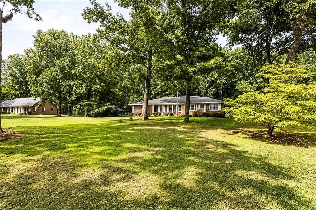 3 bedroom, 2 bathroom, 2,306 sq ft single family residence under contract at 802 S Cherokee Road, Social Circle, GA 30025 — photo 2