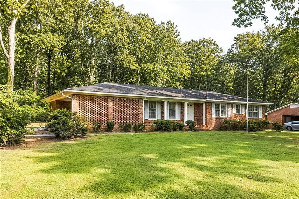 3 bedroom, 2 bathroom, 2,306 sq ft single family residence under contract at 802 S Cherokee Road, Social Circle, GA 30025 — photo 3