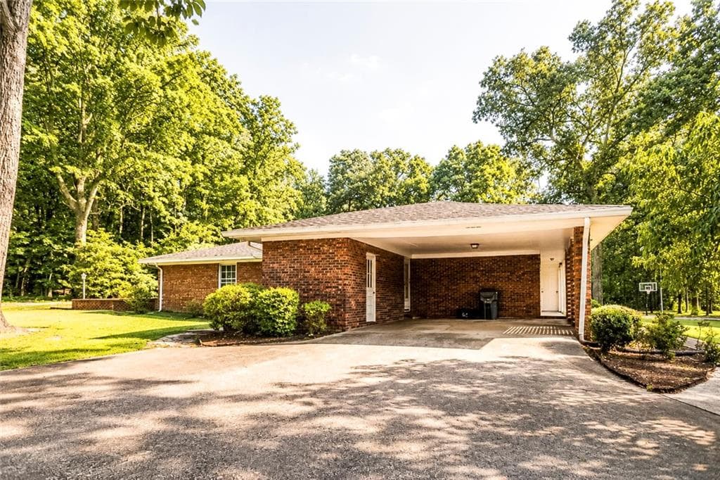 3 bedroom, 2 bathroom, 2,306 sq ft single family residence under contract at 802 S Cherokee Road, Social Circle, GA 30025 — photo 4