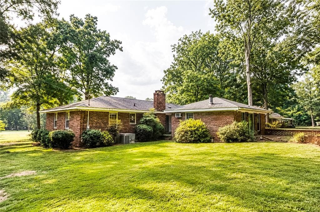 3 bedroom, 2 bathroom, 2,306 sq ft single family residence under contract at 802 S Cherokee Road, Social Circle, GA 30025 — photo 5