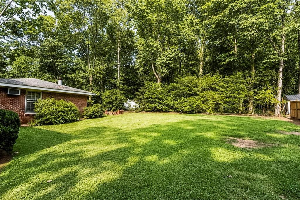 3 bedroom, 2 bathroom, 2,306 sq ft single family residence under contract at 802 S Cherokee Road, Social Circle, GA 30025 — photo 6