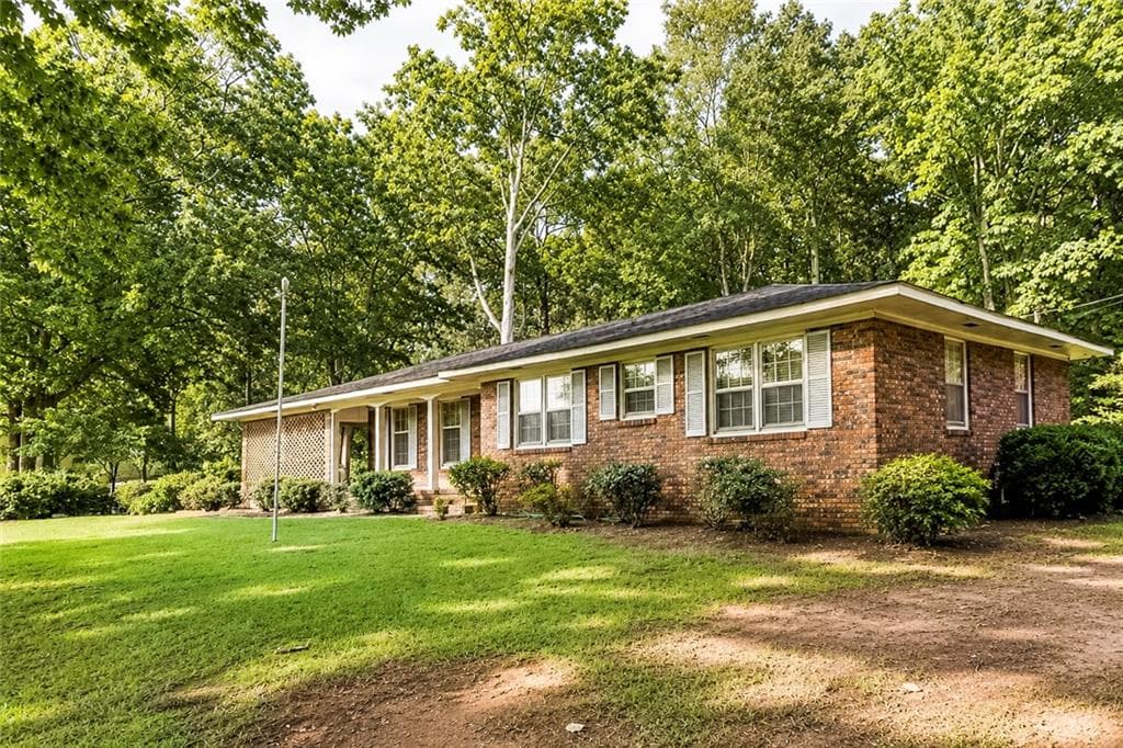 3 bedroom, 2 bathroom, 2,306 sq ft single family residence under contract at 802 S Cherokee Road, Social Circle, GA 30025 — photo 7