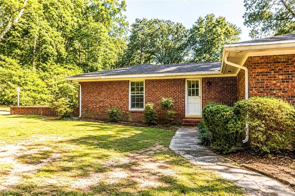 3 bedroom, 2 bathroom, 2,306 sq ft single family residence under contract at 802 S Cherokee Road, Social Circle, GA 30025 — photo 8