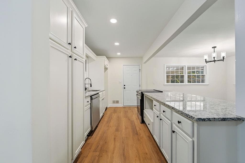 4 bedroom, 2 bathroom, 2,483 sq ft single family residence under contract at 2436 Ovidia Circle, Atlanta, GA 30311 — photo 9
