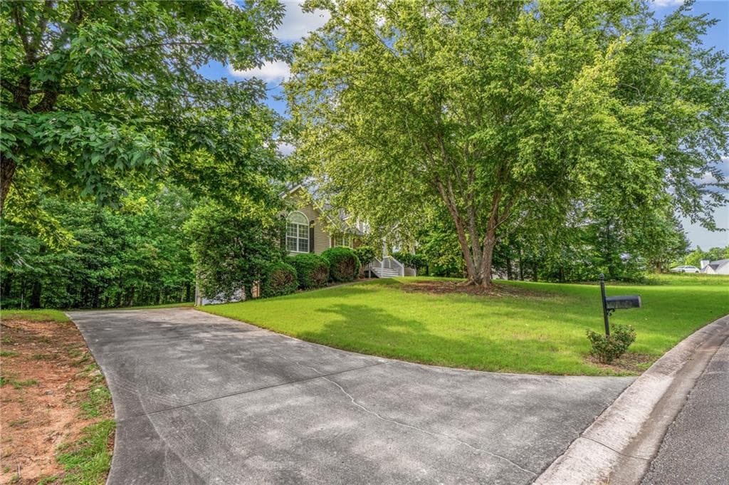 3 bedroom, 3 bathroom, 1,744 sq ft single family residence for rent at 6920 Autumn Hills Drive, Cumming, GA 30028 for $2,700 a month — photo 2