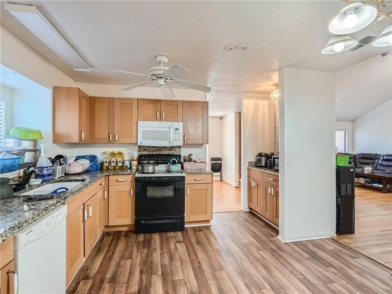 3 bedroom, 2 bathroom, 1,832 sq ft single family residence for sale at 1321 Beeblossom Trail, Lawrenceville, GA 30044 — photo 4