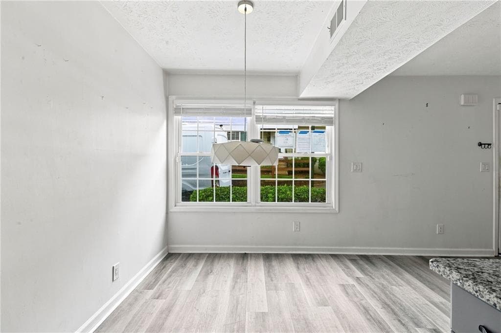 2 bedroom, 1 bathroom, 882 sq ft condominium for sale at 1392 Old Coach Road, Marietta, GA 30008 — photo 9