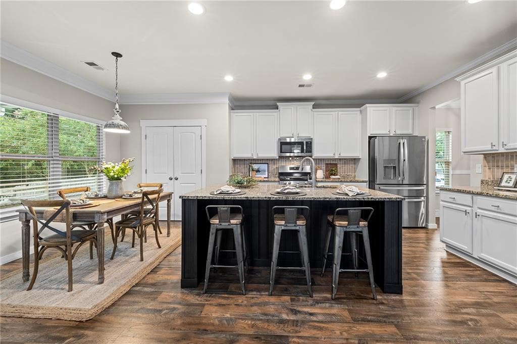 6 bedroom, 4 bathroom, 3,408 sq ft single family residence under contract at 135 Cherokee Reserve Circle, Canton, GA 30115 — photo 4