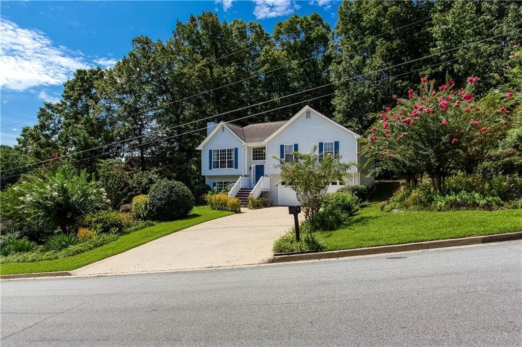 3 bedroom, 3 bathroom, 1,958 sq ft single family residence for sale at 3705 Winding Trail Court, Douglasville, GA 30135 — photo 3