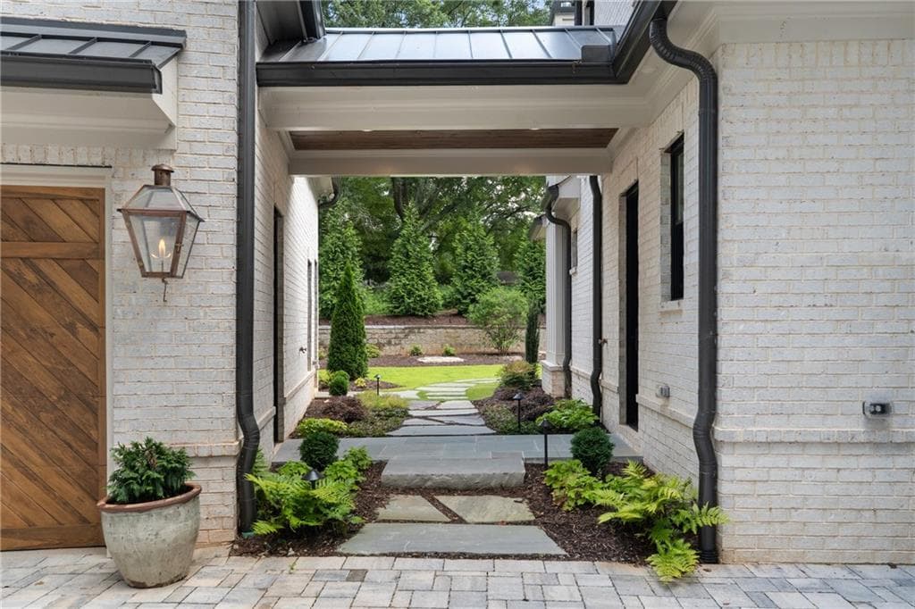 6 bedroom, 7 bathroom, 6,463 sq ft single family residence under contract at 202 Kenneth Drive, Alpharetta, GA 30009 — photo 10