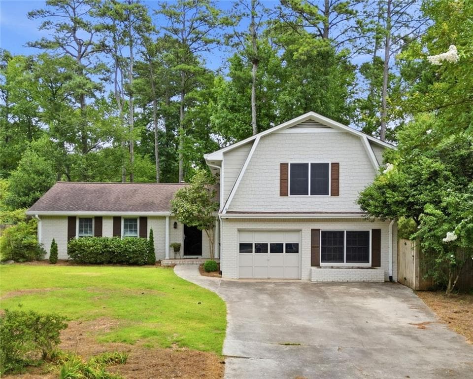 4 bedroom, 3 bathroom, 2,668 sq ft single family residence under contract at 11555 Northgate Way, Roswell, GA 30075