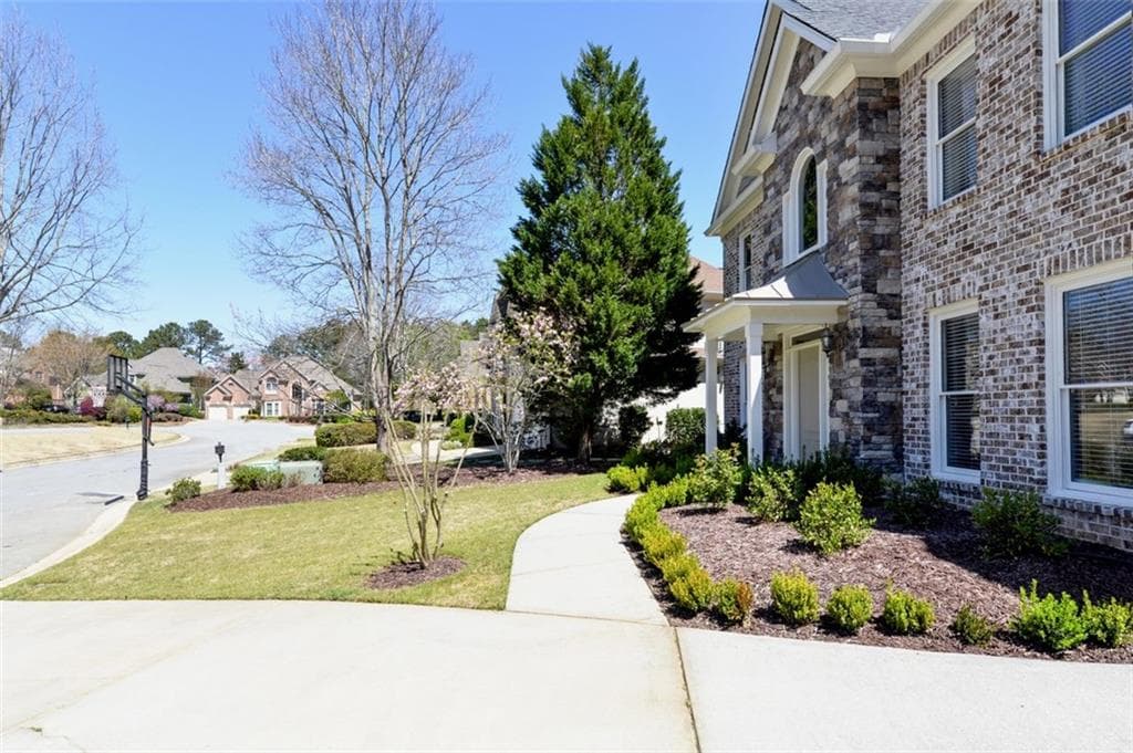 4 bedroom, 3 bathroom, 3,361 sq ft single family residence for rent at 310 Windsor Gate Cove, Atlanta, GA 30342 for $5,400 a month — photo 3