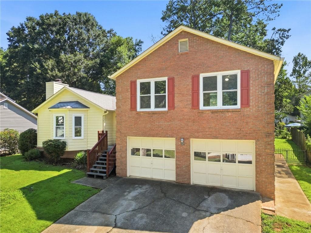 4 bedroom, 3 bathroom, 2,764 sq ft single family residence for sale at 440 Hunters Cove Court, Lawrenceville, GA 30044 — photo 2