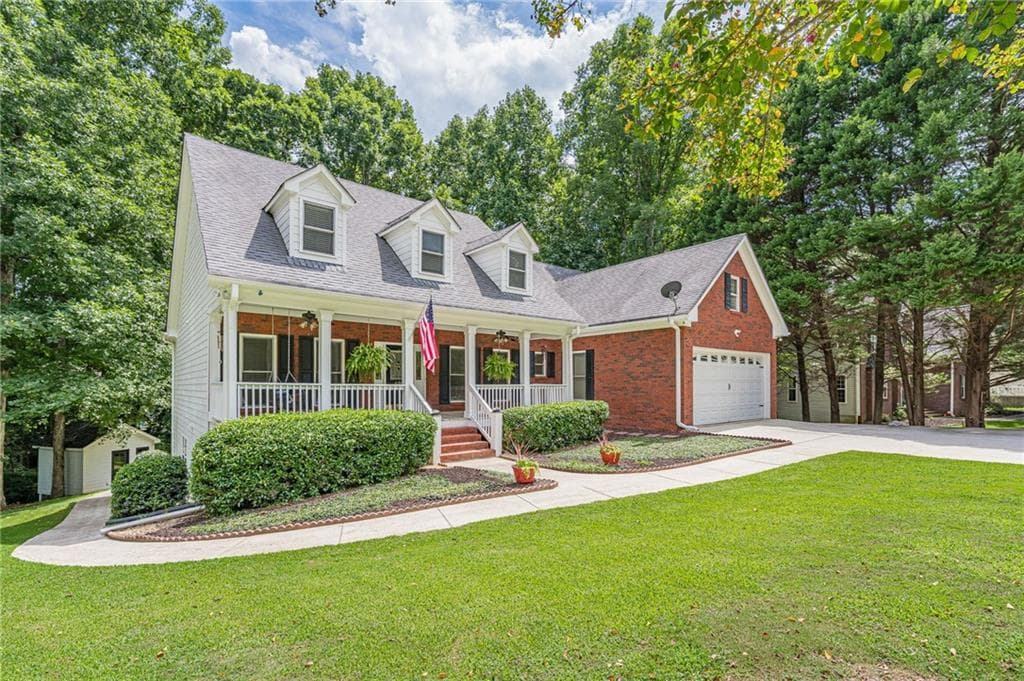 5 bedroom, 3 bathroom, 3,542 sq ft single family residence under contract at 825 Harvest Lane, Monroe, GA 30655 — photo 2