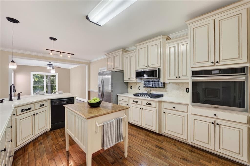5 bedroom, 3 bathroom, 3,542 sq ft single family residence under contract at 825 Harvest Lane, Monroe, GA 30655 — photo 9