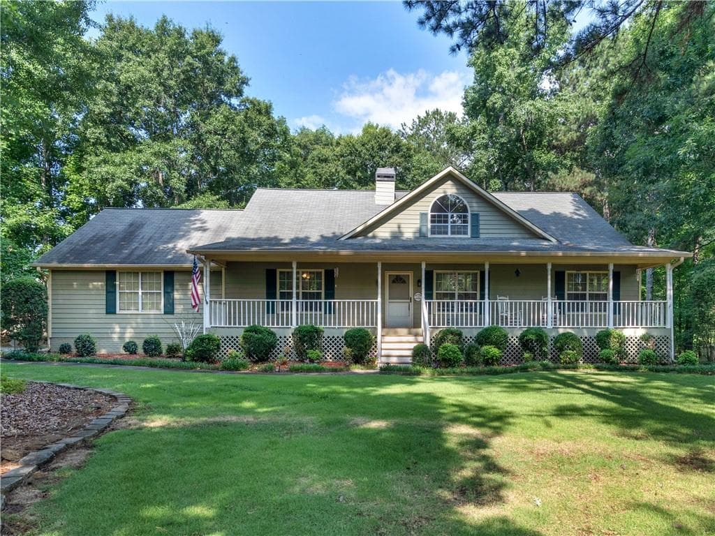 5 bedroom, 3 bathroom, 2,686 sq ft single family residence under contract at 207 Williamsburg Circle, Mcdonough, GA 30253