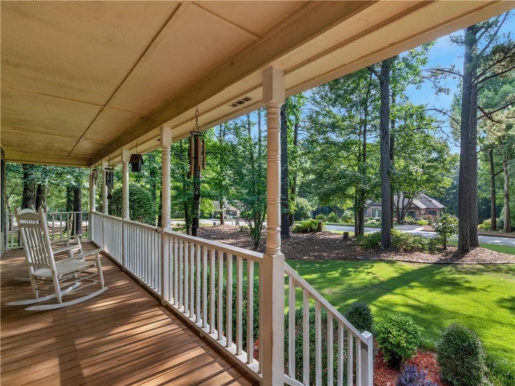 5 bedroom, 3 bathroom, 2,686 sq ft single family residence under contract at 207 Williamsburg Circle, Mcdonough, GA 30253 — photo 2