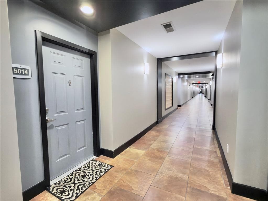 1 bedroom, 1 bathroom, 770 sq ft condominium for sale at 390 17th Street 5014, Atlanta, GA 30363 — photo 3