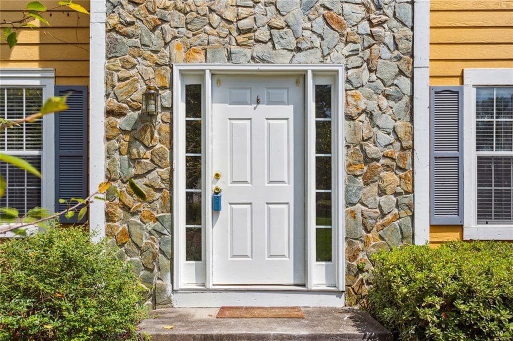 3 bedroom, 3 bathroom, 2,521 sq ft single family residence for rent at 525 Abbotts Hill Lane, Johns Creek, GA 30097 for $2,195 a month — photo 2