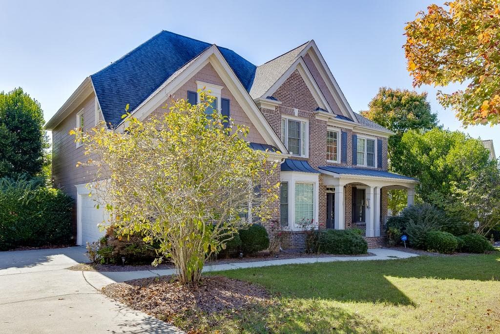 6 bedroom, 5 bathroom, 4,995 sq ft single family residence for sale at 7708 Sleepy Lagoon Way, Flowery Branch, GA 30542 — photo 2